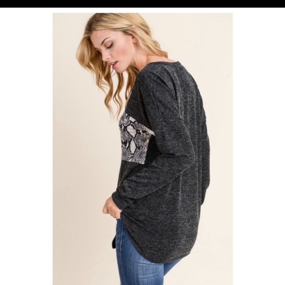 💜V-NECK SNAKE PRINT TOP-SWEATER. BUTTON FRONT-NEW - Picture 4 of 6